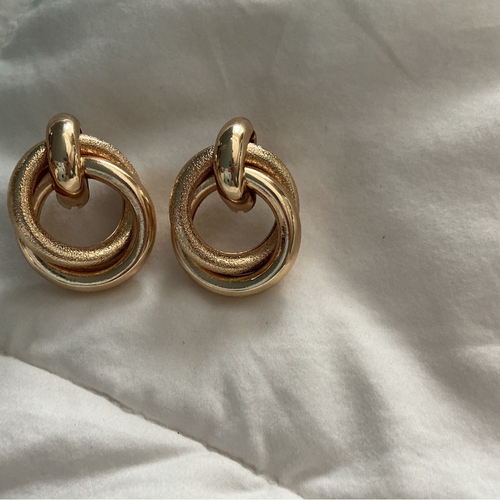 Elegant Gold-Tone Hoop Earrings - Picture 3 of 3